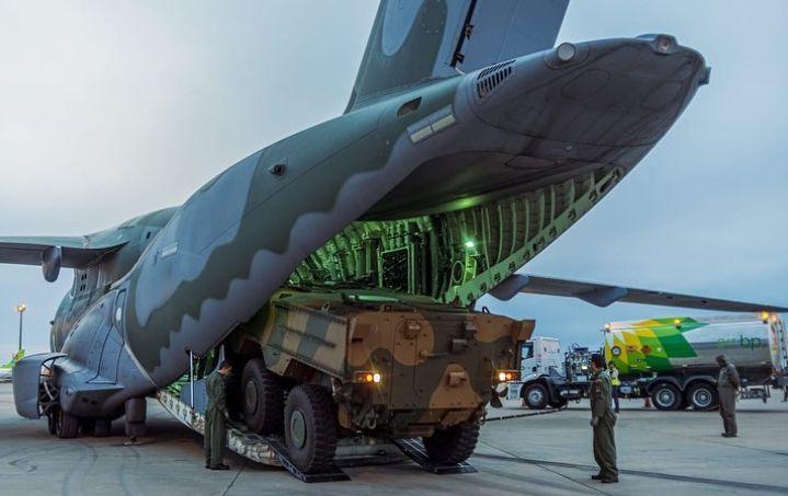 Exército comemora sucesso em transporte de viatura blindada no KC-390