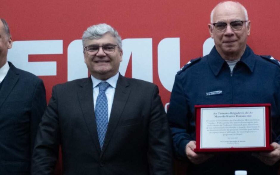 Comandante da Aeronáutica ganha título de Doutor Honoris Causa, semelhante aos concedidos ao Presidente Lula