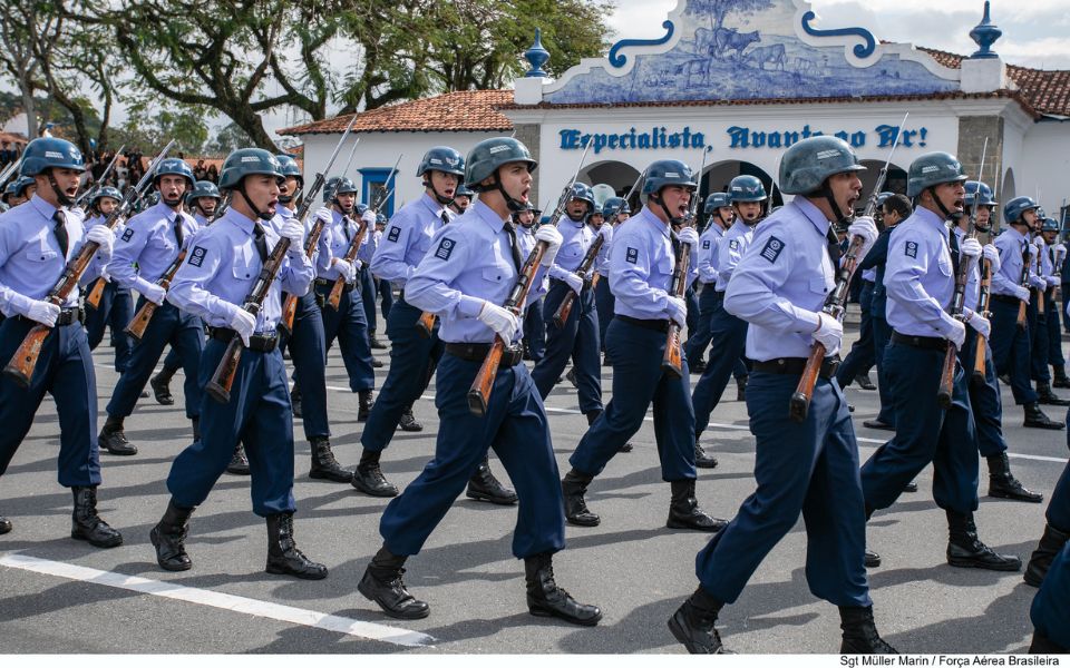 A Cerimônia de conclusão do Curso de Formação de Sargentos e do Estágio de Adaptação à Graduação de Sargento aconteceu em Guaratinguetá (SP)