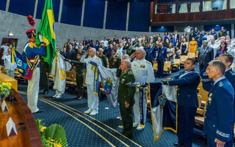 Almirante de Esquadra Renato Rodrigues de Aguiar Freire homenageia autoridades e organizações que se destacaram na defesa nacional