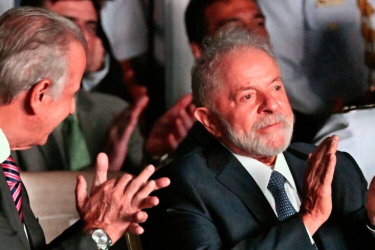 Ministro da Defesa e Presidente Lula durante comemorações do Dia do Marinheiro - Foto por Mauro Pimentel AFP