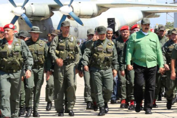 Nicolas Maduro - Presidente da Venezuela junto de militares em 2019