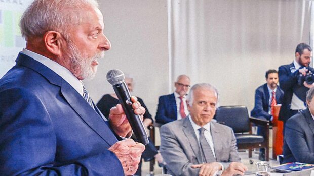 Ministro Múcio observando Lula em 20 de dezembro de 2023