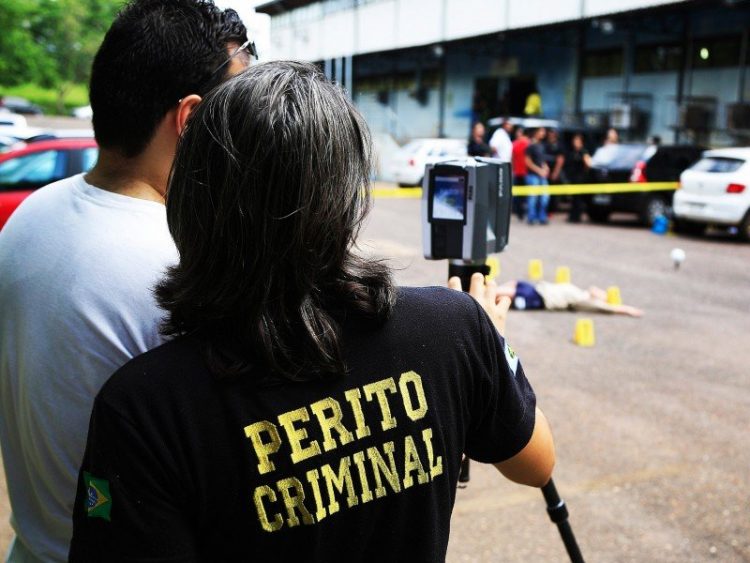 Polícia Cientifica do Paraná abre concurso para PERITOS em diversas áreas com salários que podem chegar a R$ 21.087,93; veja como participar