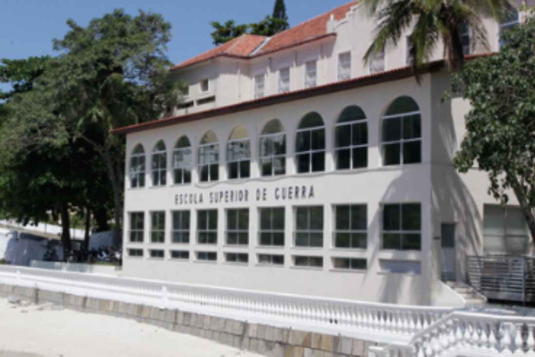 Professor da Escola de Guerra revela que generais da reserva seriam pagos para ensinar a teoria da tutela militar sobre a vida pública