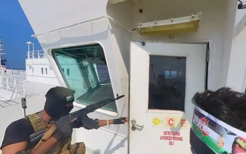 navio de carga 'Galaxy Leader', co-propriedade de uma empresa israelense, sendo sequestrado por Houthis do Iêmen, no Mar Vermelho