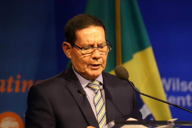 O senador Hamilton Mourão discursou contra a PEC 42 no Senado, argumentando que a proposta visa limitar a participação de militares na política e ignora a natureza da carreira militar. Segundo Mourão, a PEC é um desserviço à democracia.