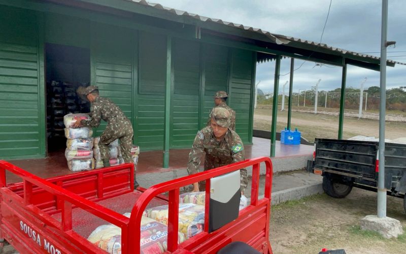 Militares levam alimentos para região yanomami