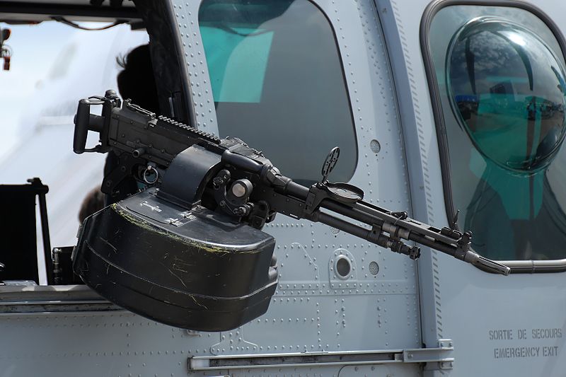 Super Puma H225M armado com MAG 7,62 na janela