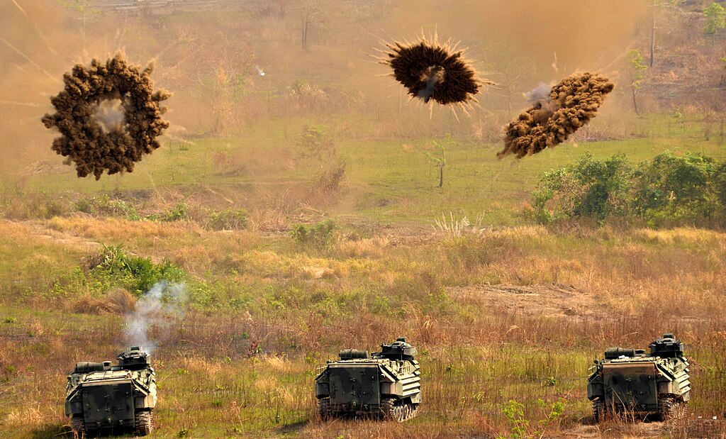 CLANFs disparando granadas de fumaça durante um exercício de treinamento. Wikipédia