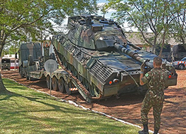 Desembarque do Blindado Leopard 1A5 BR no 1ºRCC. Foto: Exército Brasileiro