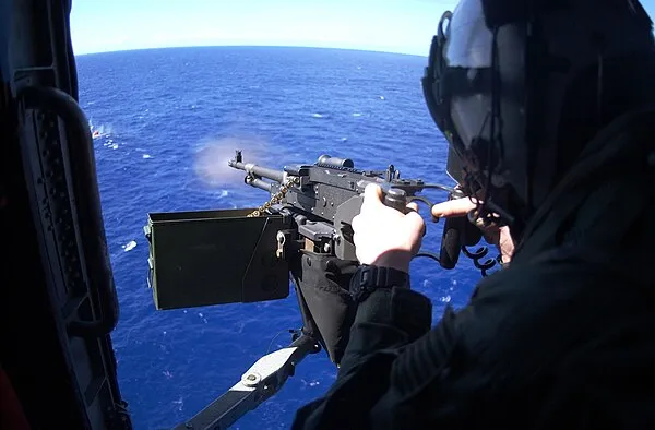 Soldado da Marinha dos EUA operando uma FN MAG no oceano Pacífico, em 2003 - Wikipédia