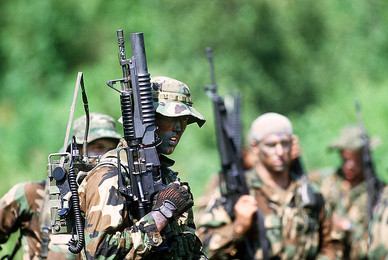 Navy_SEAL Colt Commando 653 equipada c um lançador de granadas M203. Wikipédia