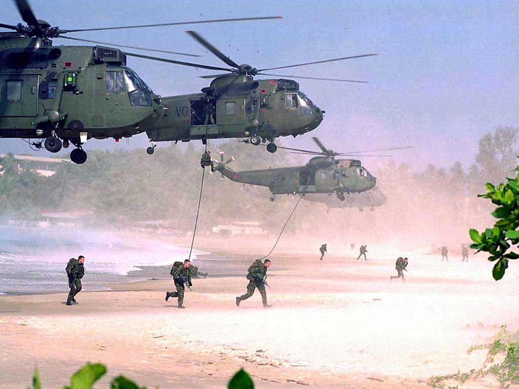 Royal Marines desovando em helicópteros a partir do HMS Ocean em Serra Leoa.