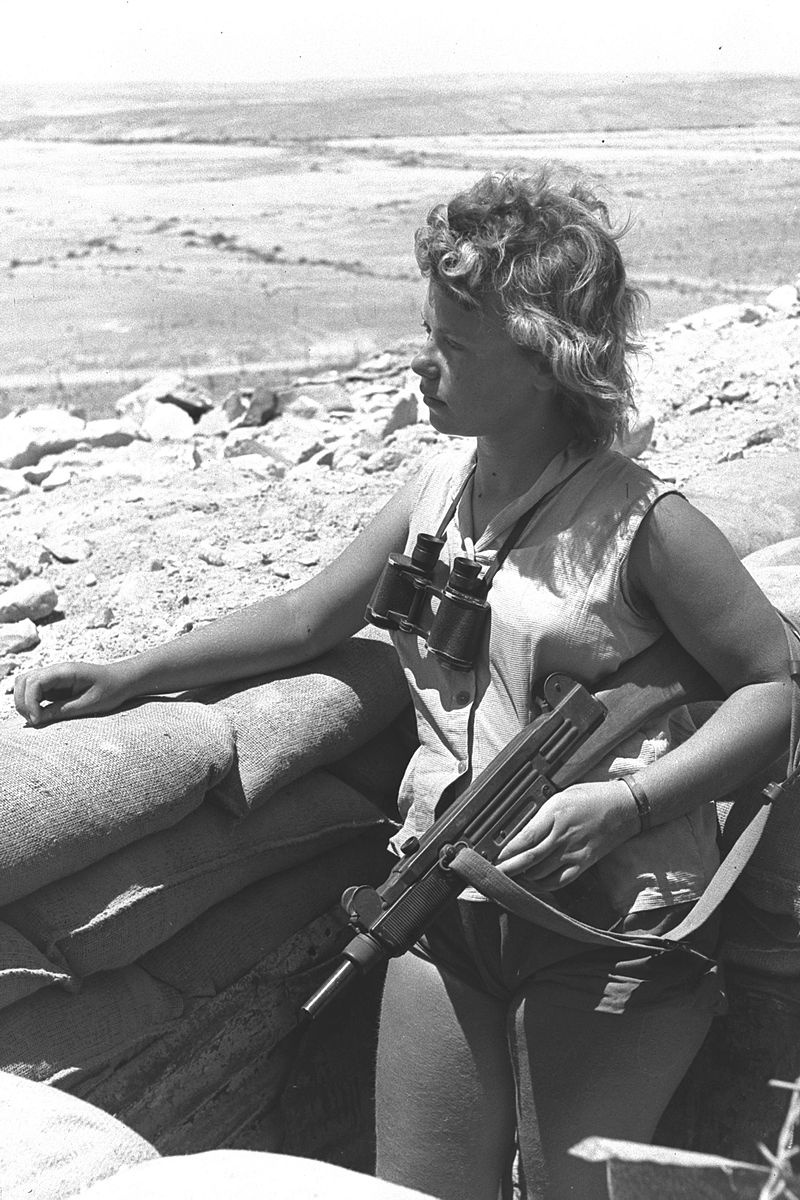 Uma-israelense-com-a-UZI-n-Guerra-do-Sinai-1956-Wikipedia.jpg