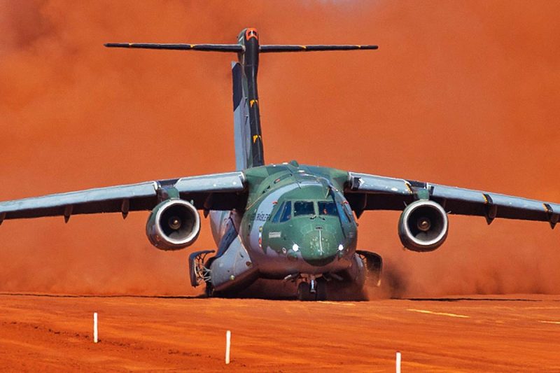 C-390 em pista de terra. Foto: Embraer