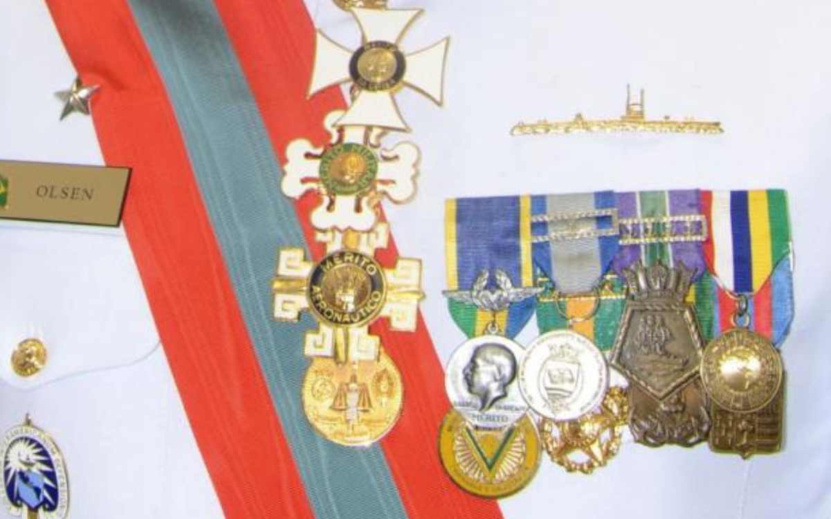 Os atos do Comandante da Marinha que lhe renderam 32 medalhas: honrosos feitos do Almirante Olsen, justificativas para as condecorações
