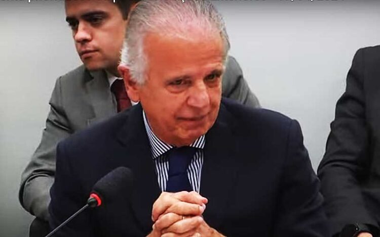 Os militares das Forças Armadas enfrentam queda salarial em 2024. Entenda a comparação com carreiras civis e a falta de propostas do Ministro da Defesa.