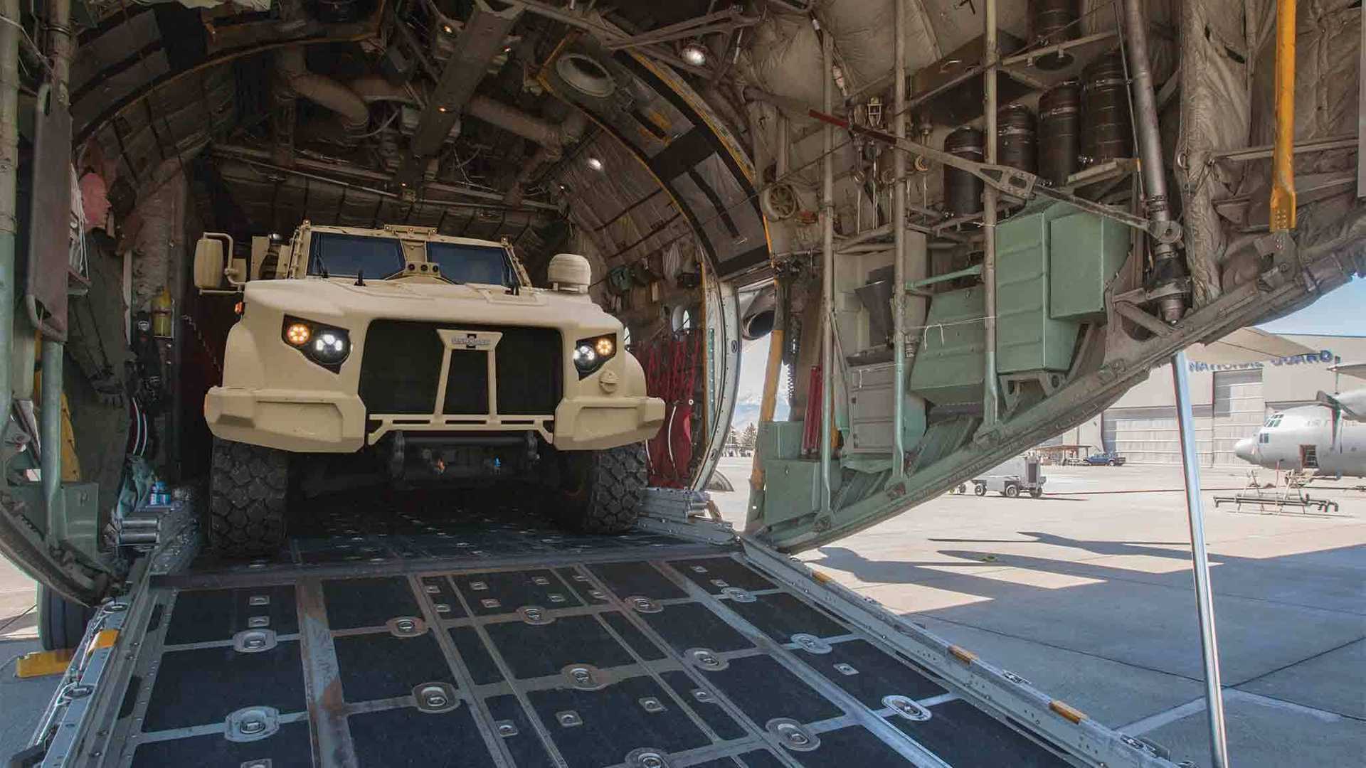 JLTV desembarcando de aeronave militar