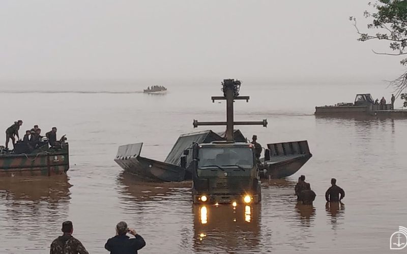 Em ação inédita, Marinha e Exército garantem continuidade das operações de resgate e distribuição de suprimentos em Porto Alegre; confira