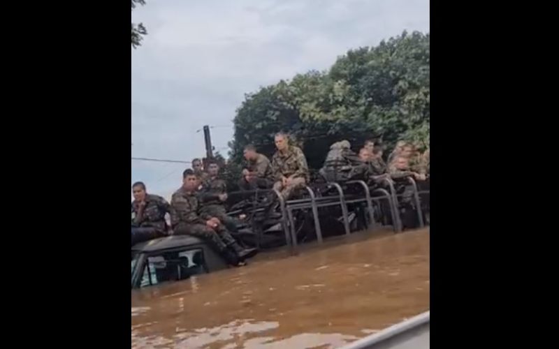 Vídeo viral nas redes sociais gera questionamentos sobre a preparação dos militares para desastres naturais.