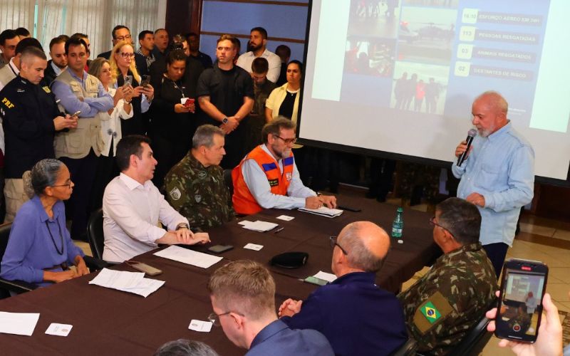 General Tomás e Comandante do Sul se reúnem com Lula, equipe de ministros e políticos na sala de situação em apoio às vítimas das enchentes no Rio Grande do Sul.