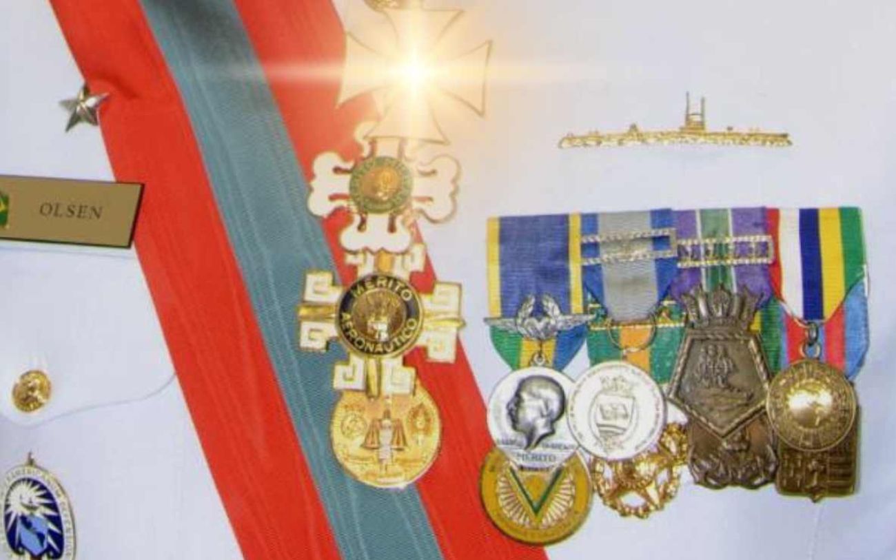 A extraordinária coleção de condecorações do Almirante Olsen, atual comandante da Marinha