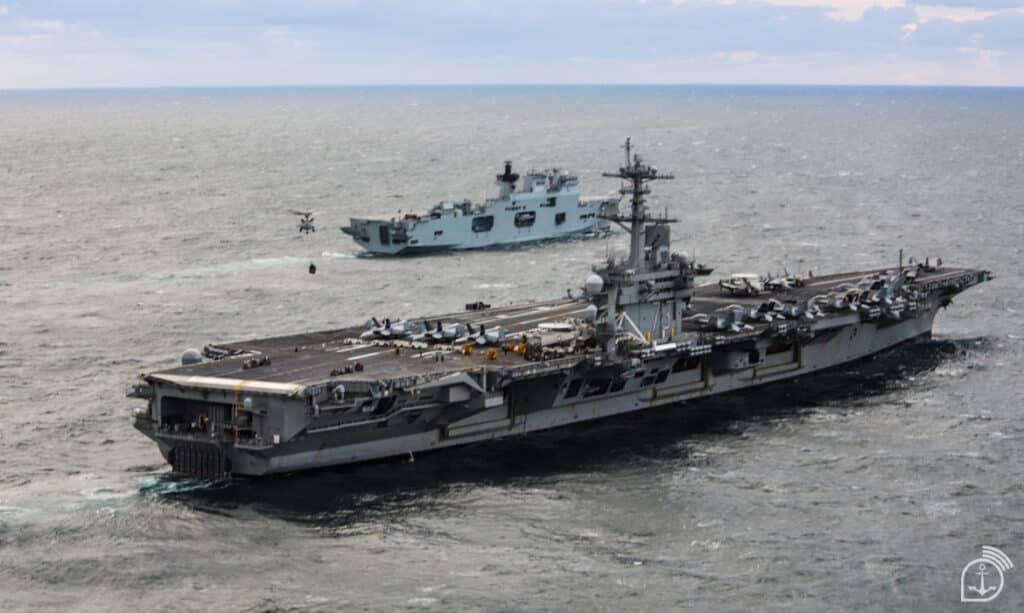 Helicóptero da Marinha recebe doações dos EUA para o RS: aeronave fez a transferência de donativos entre os navios americano e brasileiro