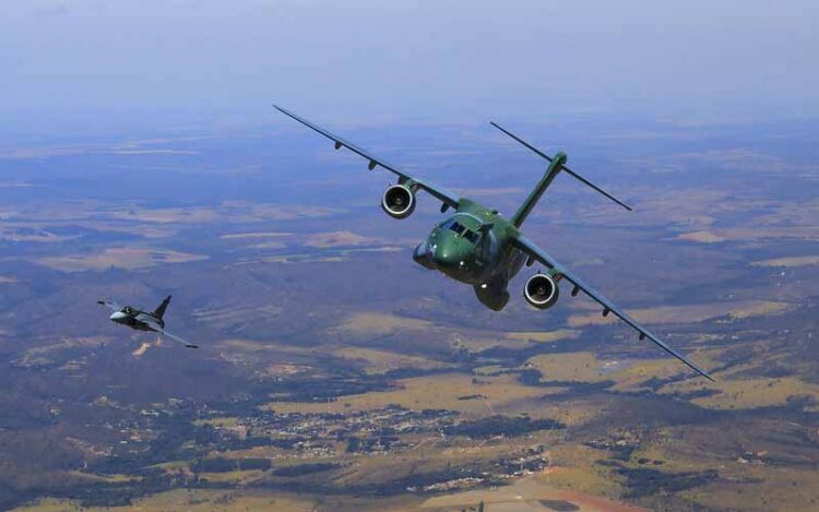 KC-390 Millennium: 1º pouso noturno em pista curta com NVG e EO/IR. Esquadrão Zeus eleva capacidades da aeronave em missões noturnas complexas.