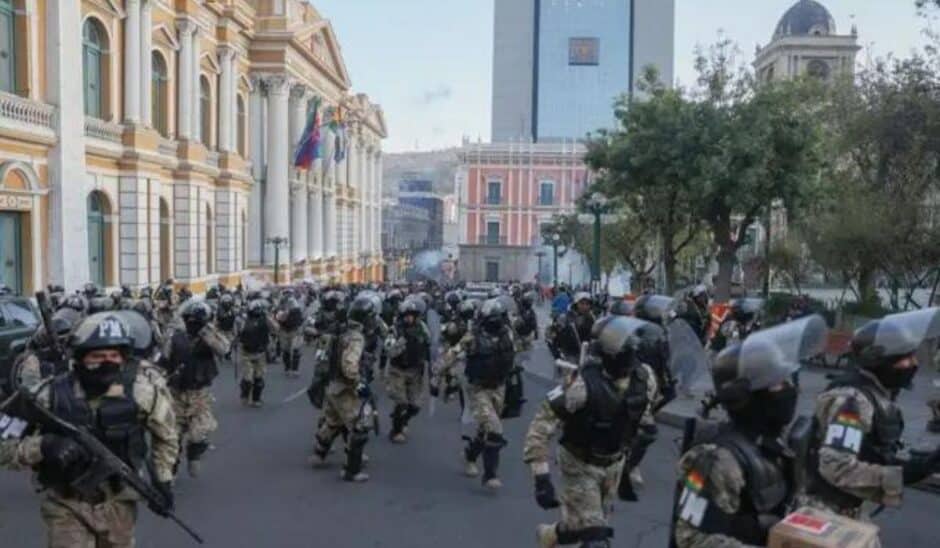 Invasão militar na Bolívia: exército liderado por Zúñiga tenta golpe, mas é desmobilizado. Acompanhe os detalhes e o papel crucial do presidente Luis Arce na defesa do governo.