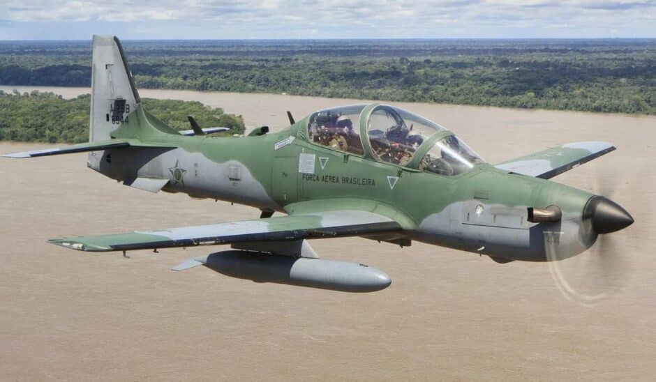 Portugal escolhe o A-29 Super Tucano, da Embraer, para operações de ataque leve e apoio aéreo. Descubra como essa aeronave brasileira fortalece a defesa da Força Aérea da OTAN e a cooperação com o Brasil
