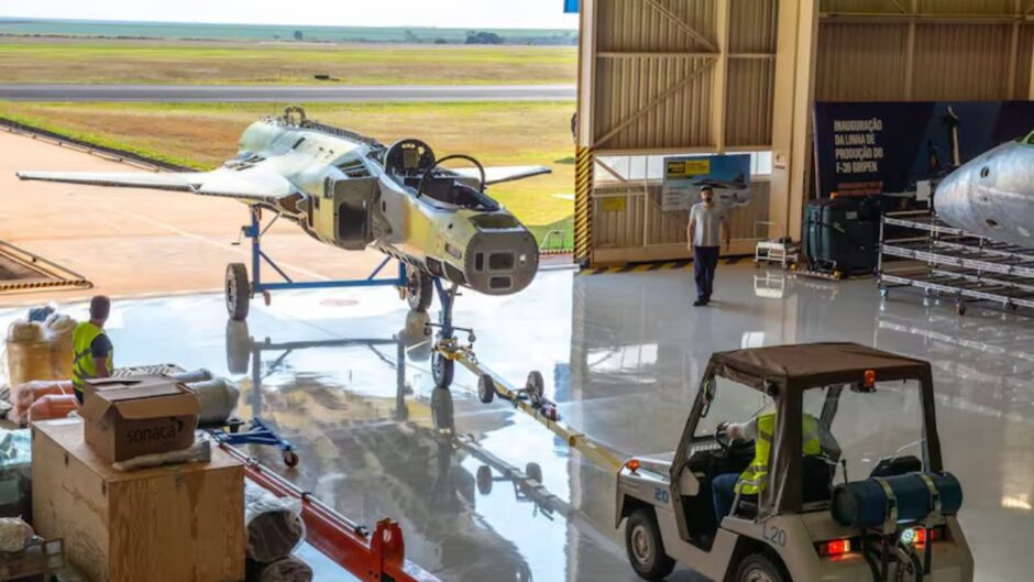 Primeiro avião supersônico de combate desenvolvido no Brasil: Saiba tudo sobre o F-39 Gripen, o caça produzido pela Embraer e Saab