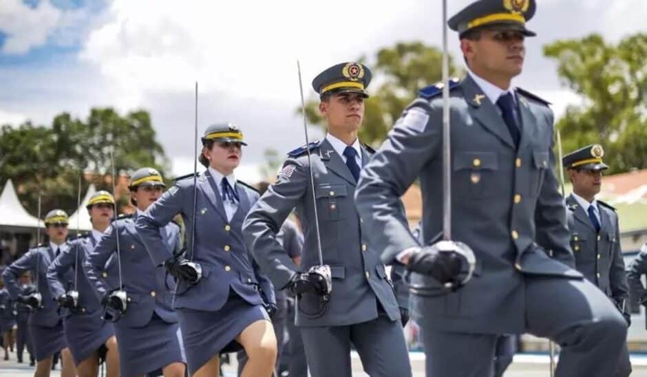 ​Nível médio com salário acima de R$ 8 mil: Polícia Militar abre concurso para Oficiais! Veja como participar e garantir a sua vaga