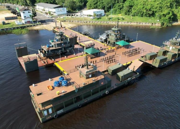 Conheça tudo sobre a base militar do Exército Brasileiro na Amazônia: os veículos 4×4 Guaicurus e 6×6 Cascavel e Guarani, equipados com metralhadoras e canhões de alta tecnologia, reforçam a defesa da fronteira com a Venezuela