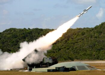 Imagem mostra míssel, dos principais equipamentos produzidos pela Avibras, sendo disparado