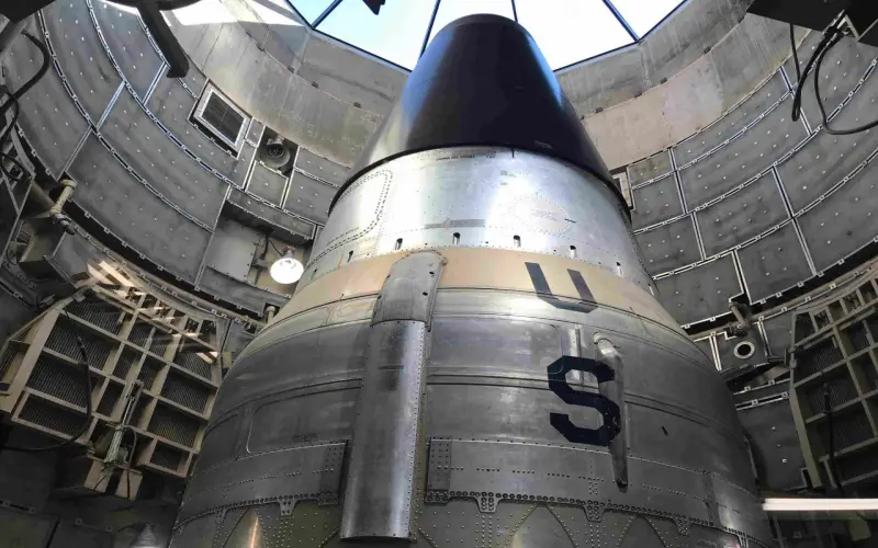 EUA reduz arsenal nuclear ao menor nível em décadas: Enquanto isso, China e Rússia expandem seus estoques, criando novos desafios de segurança e defesa