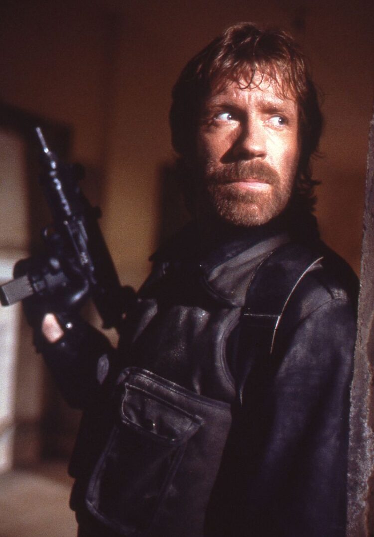 Chuck Norris no set do filme Comando Delta (1986). Foto: Divulgação