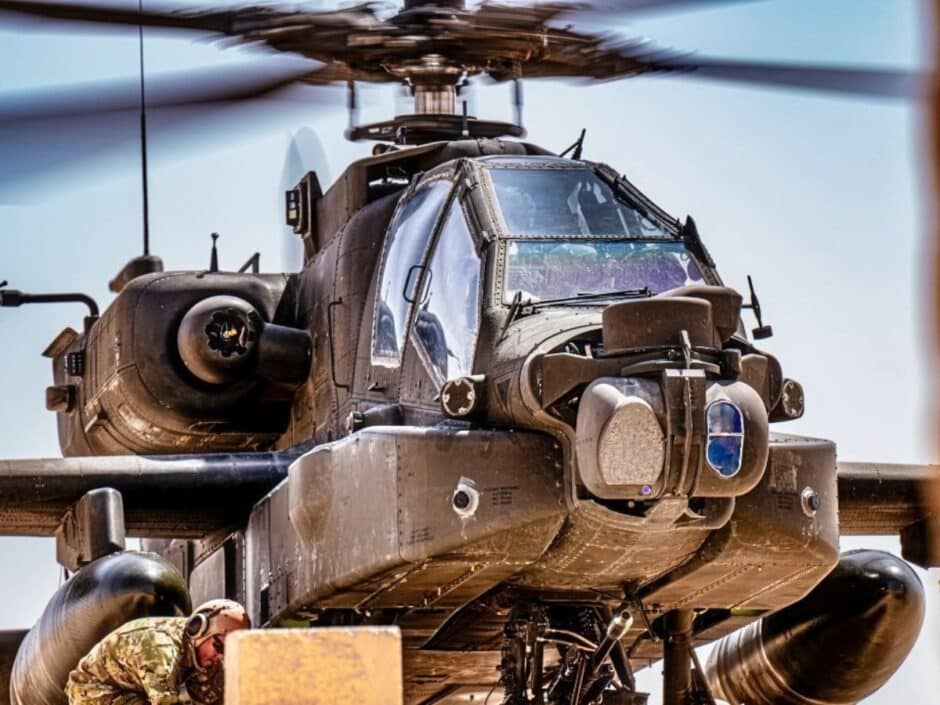 O helicóptero mais avançado e letal do mundo: o AH-64 Apache, capaz de carregar até 1.500 kg de armamento, uma lenda nos céus, pronto para dominar os campos de batalha até 2060