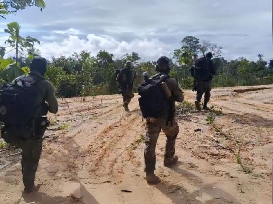 As Forças Armadas desarticulam dois garimpos ilegais na terra indígena Yanomami, Roraima, apreendendo toneladas de minerais e destruindo equipamentos