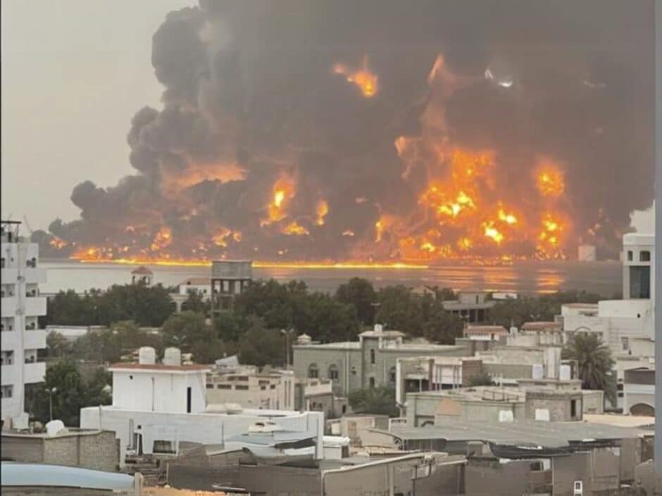 Israel realiza o ataque aéreo mais longo em décadas, atingindo depósito de petróleo dos Houthi no Iémen após ataque em Tel Aviv