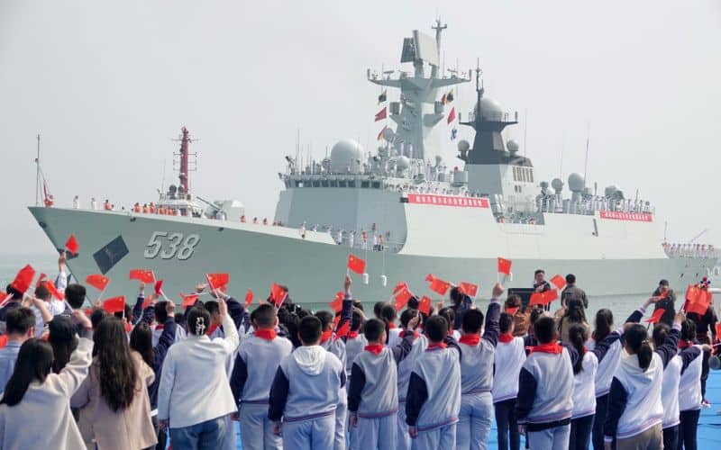 Estaleiros, Cruzadores e Porta-Aviões: China supera EUA na construção naval e ameaça equilíbrio global