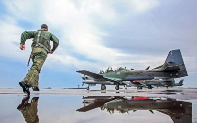 Com 2 caças Super Tucano e Black Hawk, FAB dispara contra aeronave suspeita na Amazônia. 94 quilos de drogas apreendidos