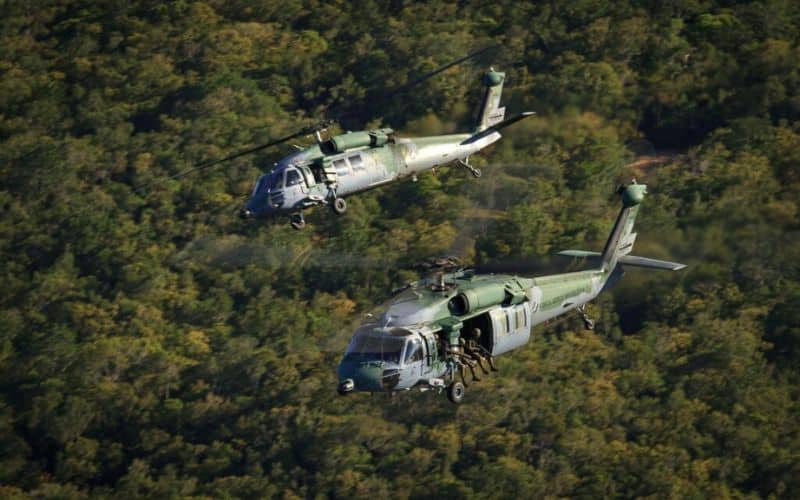 Brasil negocia compra de 12 helicópteros Black Hawk dos EUA por R$ 4,7 bilhões, mas motores desatualizados e falta de centro de manutenção geram desconfiança nas Forças Armadas