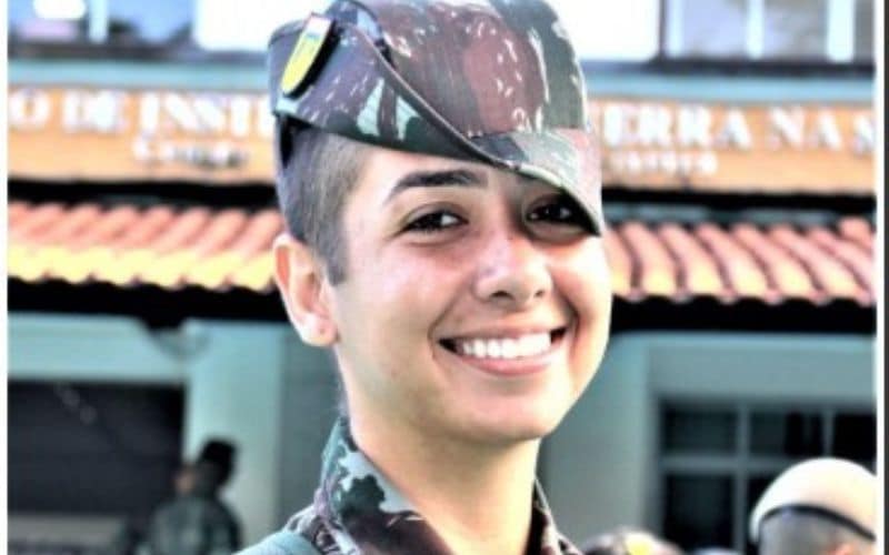 Tenente do Exército sacrifica feminilidade para ser a primeira mulher oficial de carreira a concluir o Curso de Operações na Selva