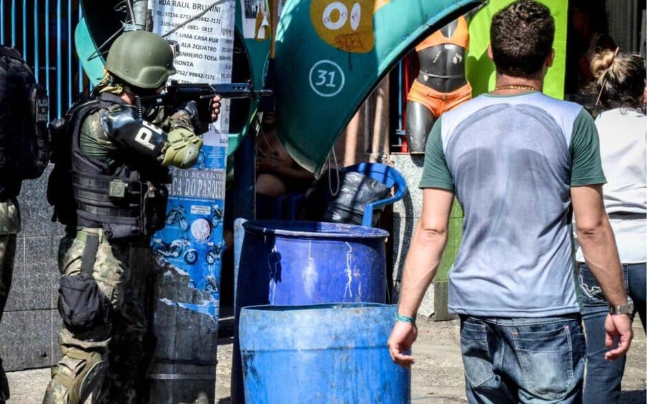 Perigo à vista, zonas de exclusão no Brasil: PCC e Comando Vermelho frente à inépcia das Forças Armadas para atuar em comunidades do RJ e São Paulo