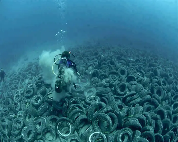 Por que os Estados Unidos lançaram 2 milhões de pneus no oceano, causando um desastre ambiental para a vida marinha?
