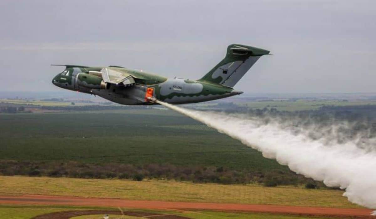 A Força Aérea Brasileira combate incêndios no Pantanal com o KC-390 Millennium, um avanço na extinção de incêndios com tecnologia de ponta e eficiência