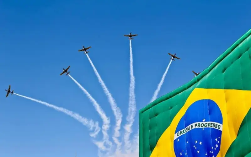 Força Aérea Brasileira em ação: Pilotos de elite da Esquadrilha da Fumaça arriscam manobras incríveis e de alta precisão que prometem  inspirar jovens para a carreira militar