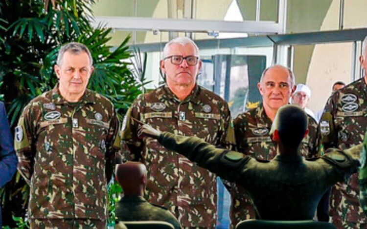 Montagem: soldado comemorando e generais observando