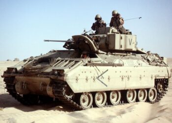 Veículos de combate Bradley dos EUA se tornam “lendas” na Ucrânia ao derrotar tanques russos e mostram a eficácia dos blindados americanos no campo de batalha.